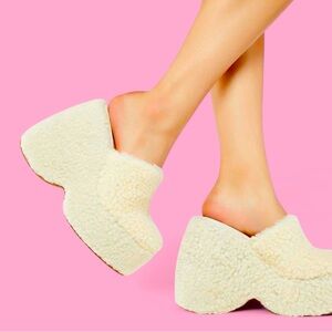 🤍new🤍DOLLS KILL Plush Platform Clogs size 8